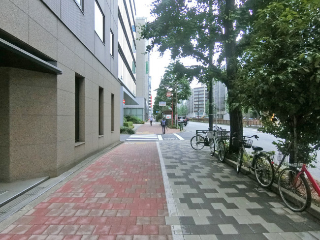 京橋TSビル前面の通り