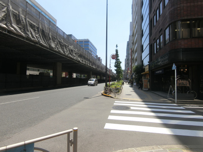 サンキビル前面の昭和通り