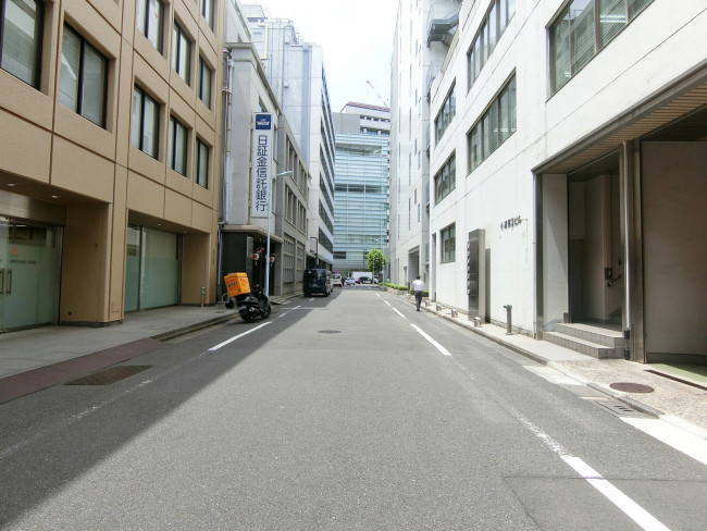 日本ビルディング2号館前面の通り