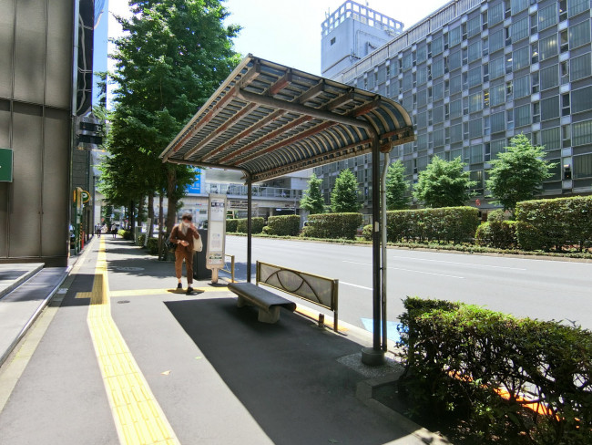 ビル前のバス停「新橋駅」