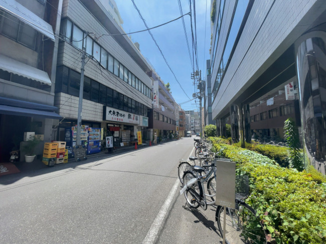 上野横山ビル前面の通り