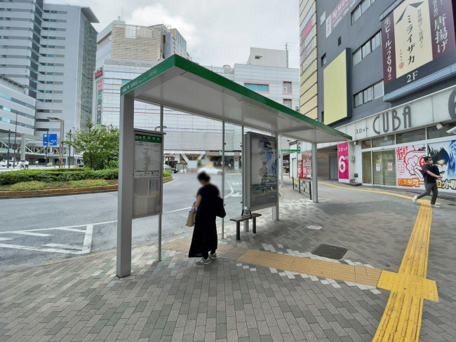 ビル前のバス停「目黒駅前」