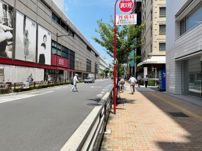 上野駅前第一生命ビルディング前面の入谷口通り