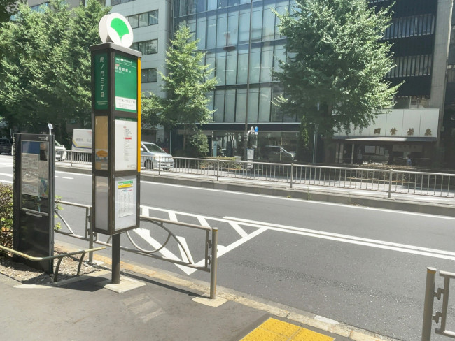 近くのバス停「新橋駅前行き」