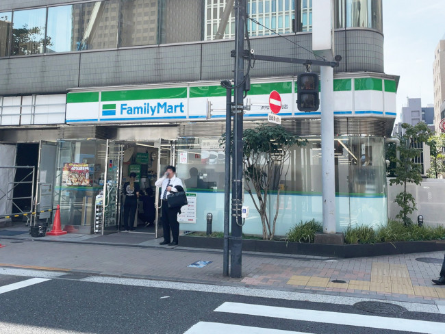 徒歩3分のファミリーマート 浜松町駅前店