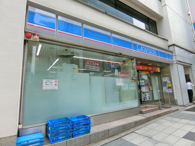 向かいの通りのローソン八重洲二丁目外堀通店