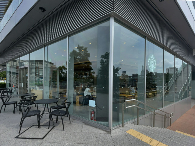 近くのスターバックスコーヒー横浜市役所ラクシスフロント店