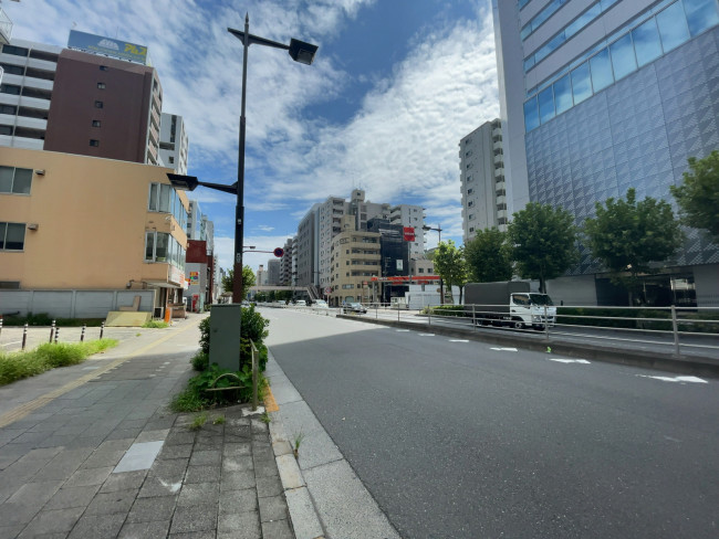 両国STビル前面の京葉道路
