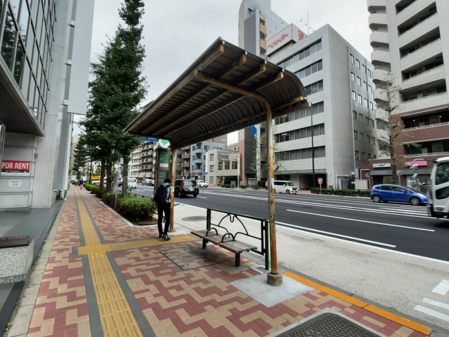 ビル前のバス停「江戸川橋」