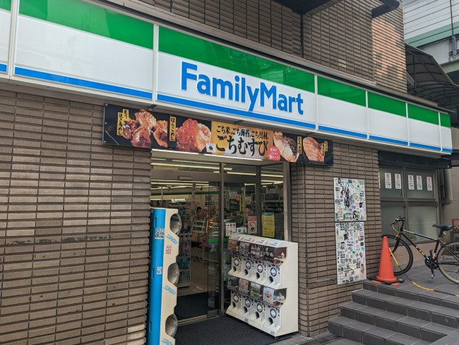 徒歩2分のファミリーマート アメ村西心斎橋店