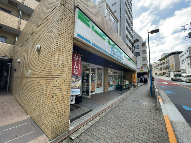徒歩1分のファミリーマート 三田聖坂下店