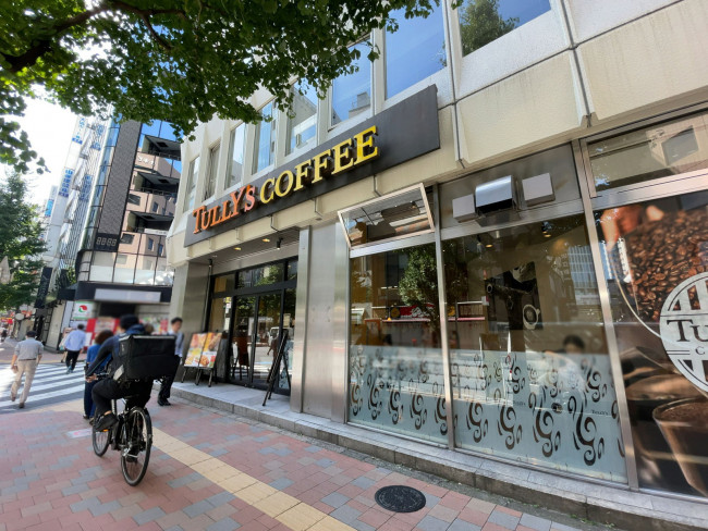 ビル前のタリーズコーヒー 新宿小滝橋通り店