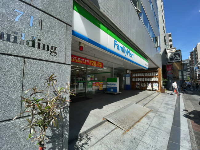 徒歩2分のファミリーマート 西新宿青梅街道店