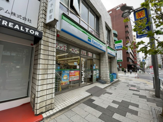 至近のファミリーマート 新宿通り店