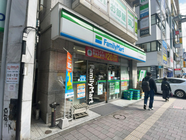 徒歩2分のファミリーマート メトロ高田馬場駅前店