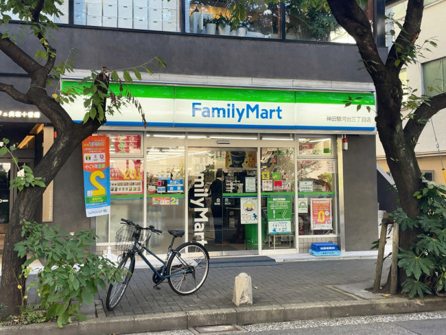 隣のファミリーマート 神田駿河台三丁目店