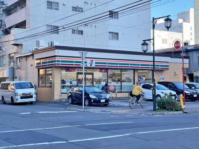 隣のセブンイレブン 札幌医大前店