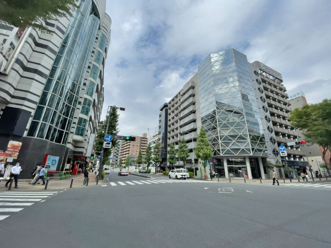 メットライフ新横浜ビル前面の通り