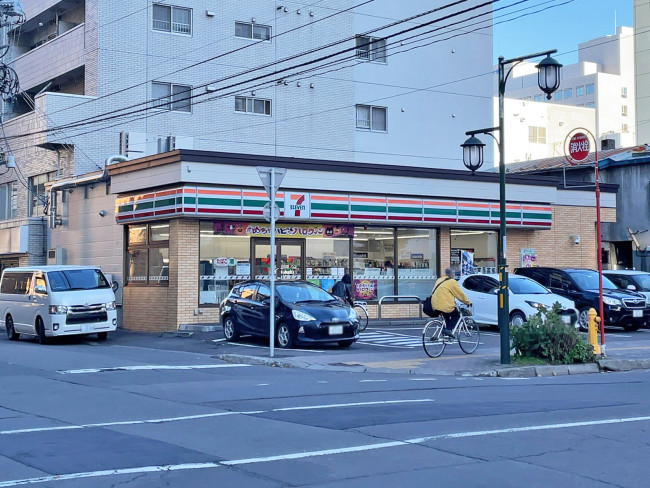 徒歩5分のセブンイレブン札幌医大前店