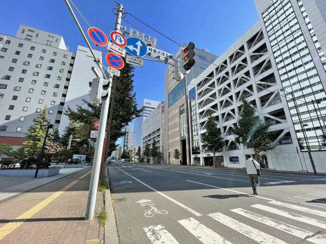 NCO札幌ホワイトビル前面の通り