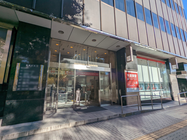 裏手にある三菱UFJ銀行札幌支店