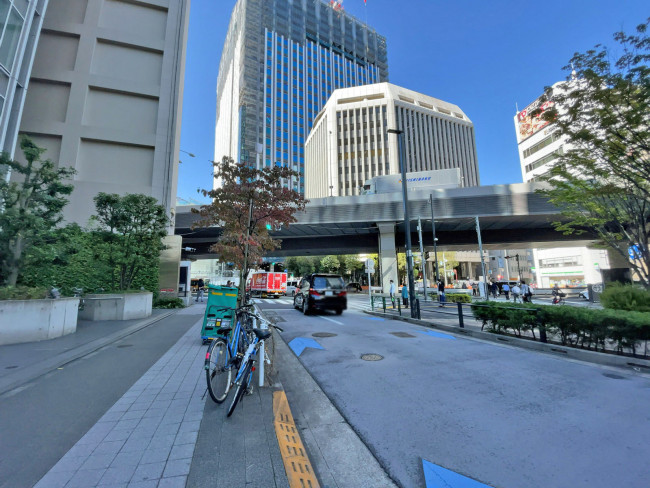 AKASAKA ENOKI-ZAKA BUILDING前面の通り