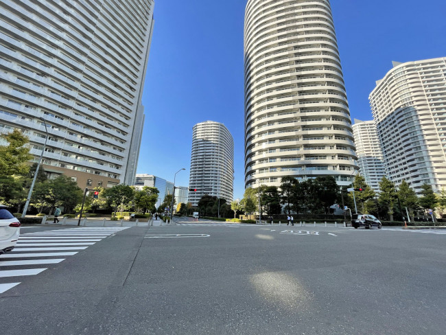 横浜メディアタワー前面の通り