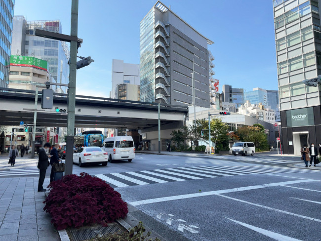 京橋伸和ビル前面の中央通り