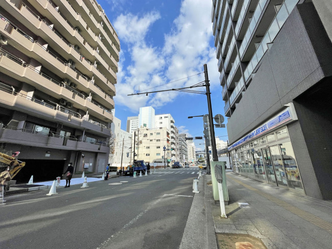横浜ペインチングビル前面の通り