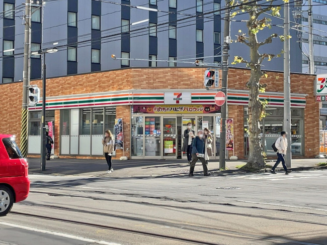 向かいのセブン-イレブン 札幌南1条西6丁目店