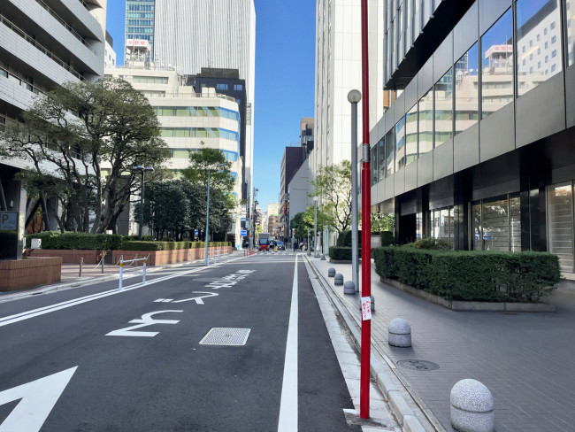 東京真珠ビル前面の木挽町通り