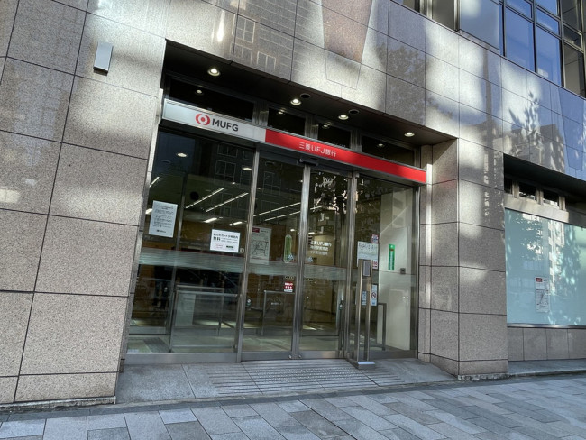 並びの三菱UFJ銀行 神田支店