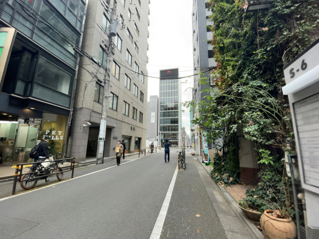 渋谷S-6前面の通り