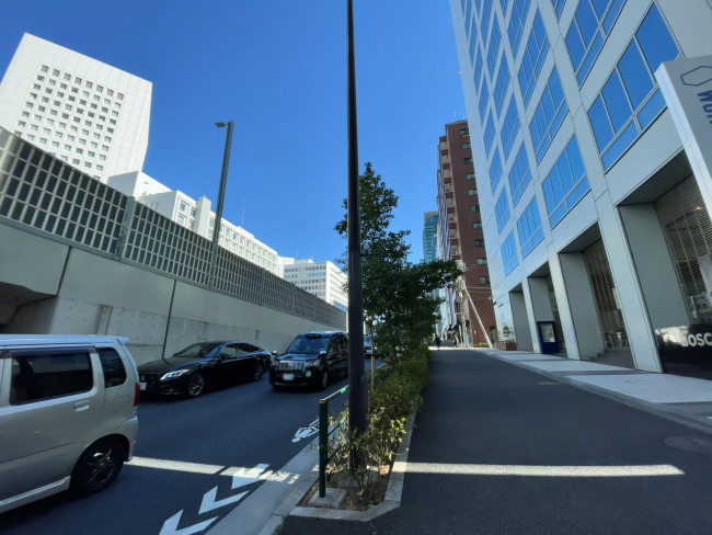 渋谷パークビル前面の六本木通り