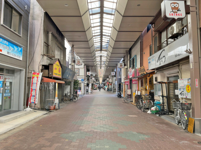 向かいの通りの佐竹商店街