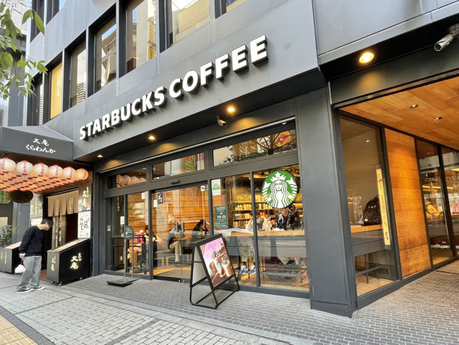 並びのスターバックスコーヒー新宿ダイアンビル店