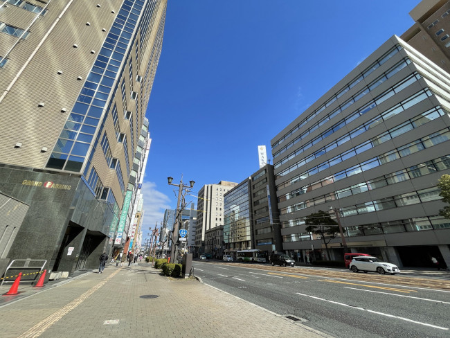 NHK広島放送センタービル前面の鯉城通り