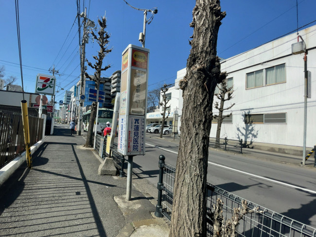 付近のバス停「氷川参道」