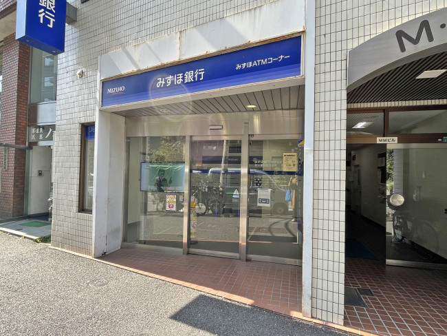 向かいの通りのみずほ銀行新大塚駅前出張所