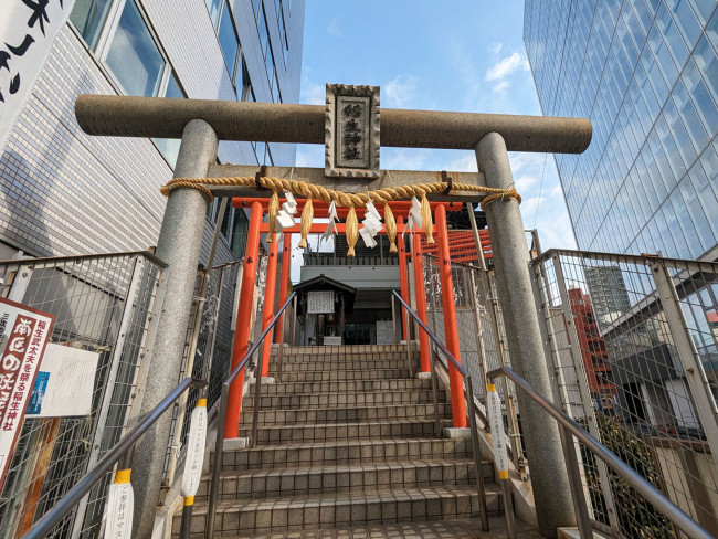 徒歩2分の稲生神社