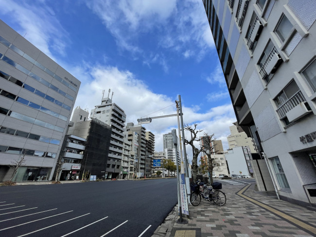 付近の駅前通り