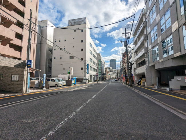 第11平勝ビル前面の二葉の里歴史の散歩道