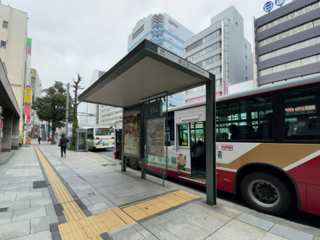 ビル前のバス停「銀山町」