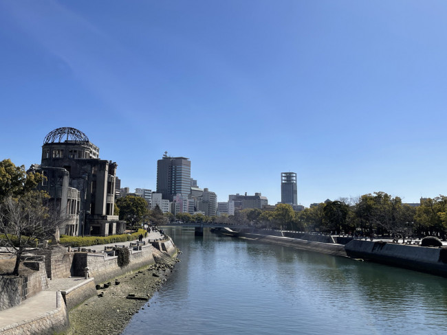 周辺は川沿いの開けたエリア