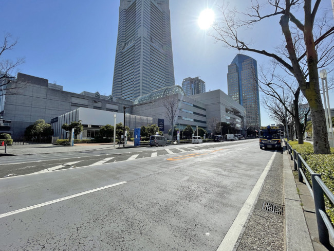 三菱重工横浜ビル前面の通り
