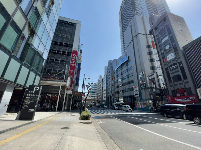 大阪富国生命ビル前面の扇町通
