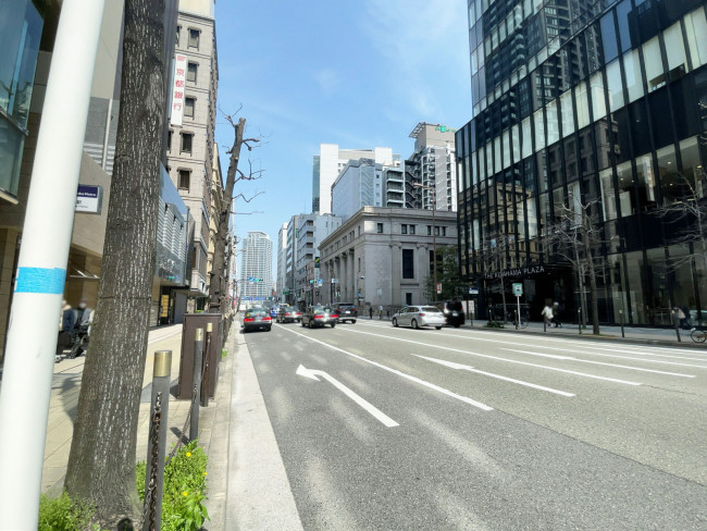 三井住友銀行高麗橋ビル前面の通り