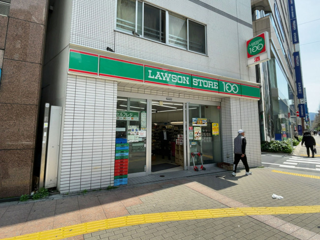 並びのローソンストア100 台東上野三丁目店