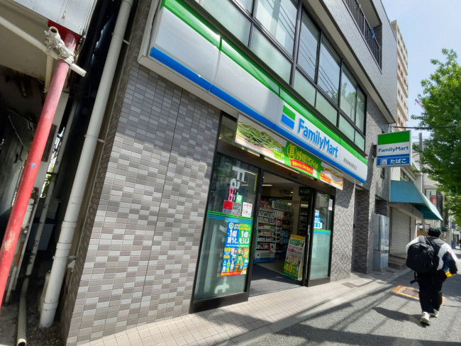 並びのファミリーマート新宿神楽坂駅前店