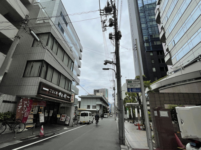 西新宿成和ビル前面の通り